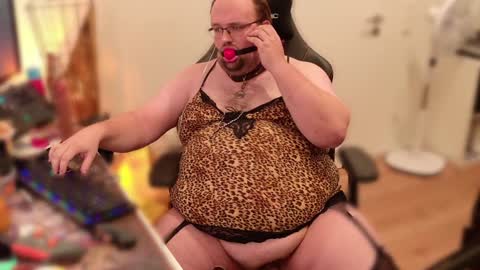 Snapshot of smbuddy42 chatting on December 8, 9:41 pm Sissybear online show from December 8, 9:41 pm