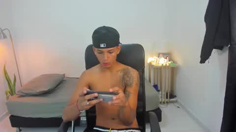 Snapshot of snak_master1 chatting on October 6, 1:05 pm snak_master1 online show from October 6, 1:05 pm
