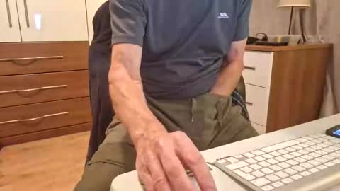 Snapshot of snooty05 chatting on October 7, 6:12 pm Snooty online show from October 7, 6:12 pm