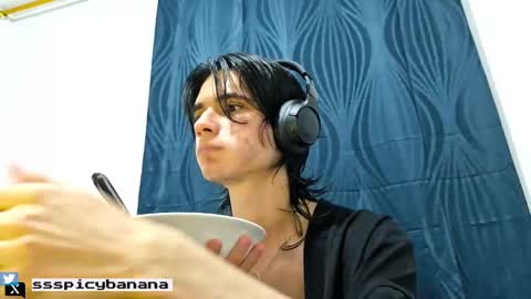 Snapshot of spaiseebuhnaanuh chatting on March 8, 6:41 am Roger online show from March 8, 6:41 am