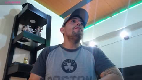 Snapshot of spartacus_cam chatting on December 23, 5:49 am online show from December 23, 5:49 am