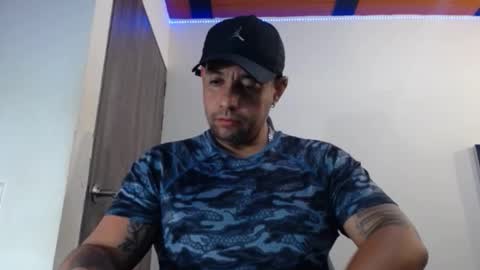 Snapshot of spartacus_cam chatting on February 18, 6:04 am online show from February 18, 6:04 am