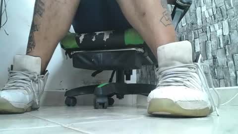 Snapshot of srfindomfeet_ chatting on October 17, 1:09 am sr master cum its my old account online show from October 17, 1:09 am