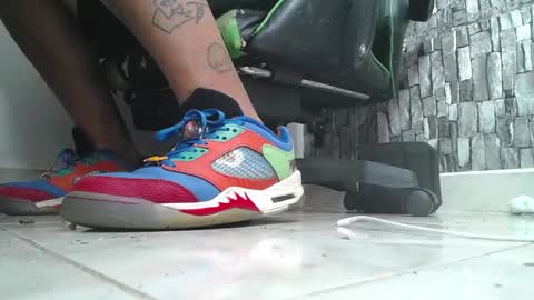 Snapshot of srfindomfeet_ chatting on October 26, 8:33 pm sr master cum its my old account online show from October 26, 8:33 pm