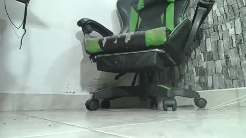 Snapshot of srfindomfeet_ chatting on October 31, 1:40 am sr master cum its my old account online show from October 31, 1:40 am