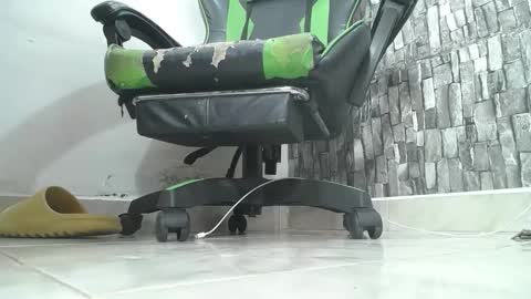 Snapshot of srfindomfeet_ chatting on October 24, 8:32 pm sr master cum its my old account online show from October 24, 8:32 pm