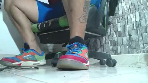 Snapshot of srfindomfeet_ chatting on October 28, 9:17 pm sr master cum its my old account online show from October 28, 9:17 pm