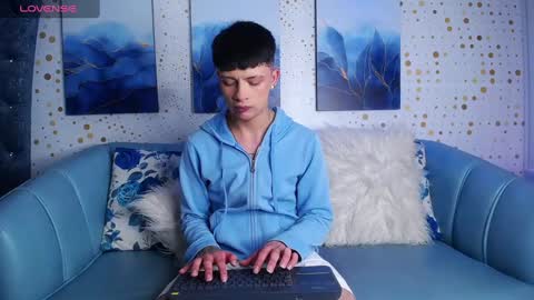 Snapshot of steev_novoa chatting on December 10, 4:02 am Steev online show from December 10, 4:02 am
