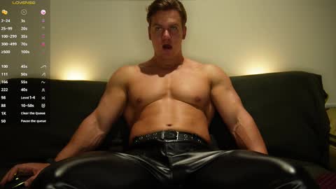 Snapshot of steevemuscle chatting on October 5, 2:26 am Steeve online show from October 5, 2:26 am
