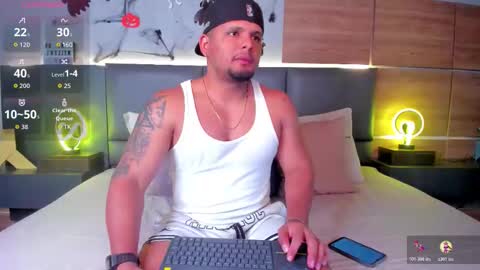 Snapshot of stone_lee_ chatting on October 24, 7:32 am Stone Lee online show from October 24, 7:32 am