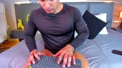 Snapshot of stone_lee_ chatting on February 13, 8:48 am Stone Lee online show from February 13, 8:48 am