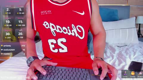 Snapshot of stone_lee_ chatting on January 8, 7:13 am Stone Lee online show from January 8, 7:13 am