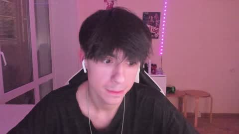 Snapshot of stralght_twinks chatting on December 19, 10:42 pm Ray online show from December 19, 10:42 pm