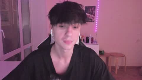 Snapshot of stralght_twinks chatting on December 18, 12:10 am Ray online show from December 18, 12:10 am