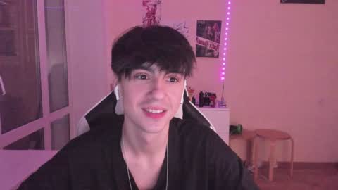 Snapshot of stralght_twinks chatting on December 20, 11:37 pm Ray online show from December 20, 11:37 pm