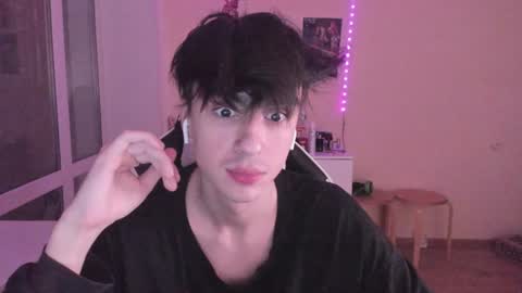 Snapshot of stralght_twinks chatting on December 28, 12:47 am Ray online show from December 28, 12:47 am