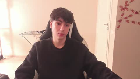 Snapshot of stralght_twinks chatting on March 10, 8:28 am Ray online show from March 10, 8:28 am
