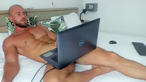 Snapshot of strong_arni chatting on January 17, 7:08 am Strong Arni online show from January 17, 7:08 am