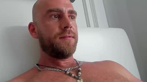 Snapshot of strong_arni chatting on October 23, 5:33 am Strong Arni online show from October 23, 5:33 am