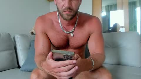 Snapshot of strong_arni chatting on January 6, 8:03 am Strong Arni online show from January 6, 8:03 am