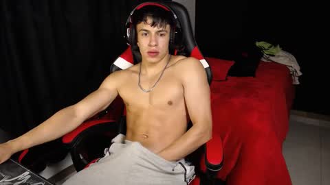 Snapshot of strong_jackxxx chatting on December 11, 5:44 am Daddy Jack online show from December 11, 5:44 am