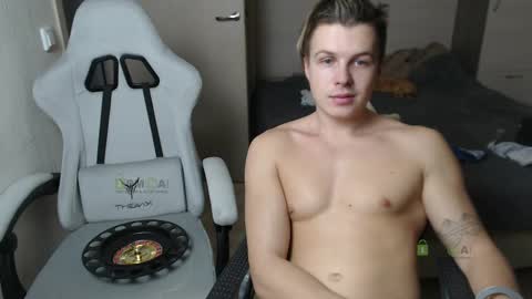Snapshot of sunny1girl chatting on February 19, 5:27 pm Alice and Sergey online show from February 19, 5:27 pm