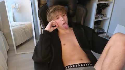 Snapshot of sw33theart_b0y chatting on October 9, 8:19 am Nate 3 online show from October 9, 8:19 am