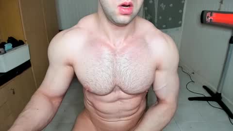 Snapshot of sweetmuscles_boy chatting on February 5, 5:41 am Lorenzo online show from February 5, 5:41 am