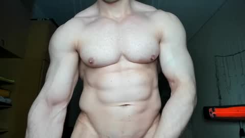 Snapshot of sweetmuscles_boy chatting on February 18, 4:58 am Lorenzo online show from February 18, 4:58 am