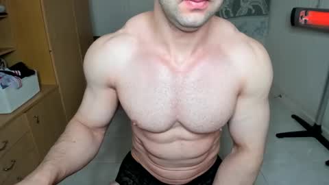 Snapshot of sweetmuscles_boy chatting on February 20, 5:33 am Lorenzo online show from February 20, 5:33 am