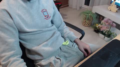 Snapshot of swetlittleboy4u chatting on October 1, 4:44 pm SwetLittleBoy4u online show from October 1, 4:44 pm
