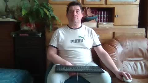 Snapshot of sympa_trique chatting on February 15, 9:49 am sympa_trique online show from February 15, 9:49 am