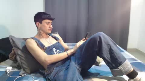 independent model online show from June 9, 9:55 am