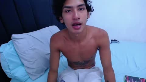 Snapshot of tayronx33 chatting on February 15, 1:54 am Tayron online show from February 15, 1:54 am