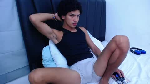 Snapshot of tayronx33 chatting on February 19, 11:57 pm Tayron online show from February 19, 11:57 pm