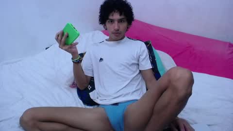 Snapshot of tayronx33 chatting on December 17, 4:11 pm Tayron online show from December 17, 4:11 pm