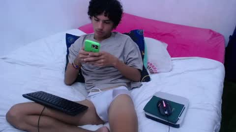 Snapshot of tayronx33 chatting on December 18, 4:39 pm Tayron online show from December 18, 4:39 pm