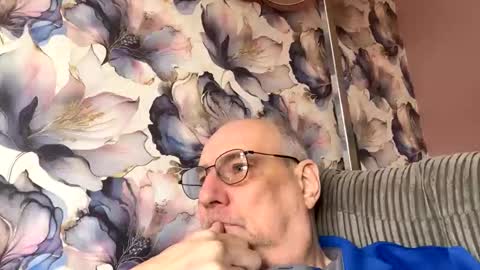 Snapshot of tebb61 chatting on September 19, 11:43 am Mark online show from September 19, 11:43 am