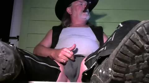 Snapshot of tennredneck chatting on October 8, 2:05 am Tennredneck online show from October 8, 2:05 am