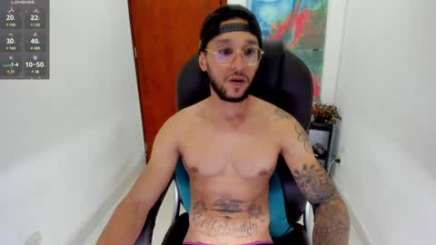 Snapshot of teylor_cristian chatting on February 2, 11:32 pm Cristhian Teylor online show from February 2, 11:32 pm