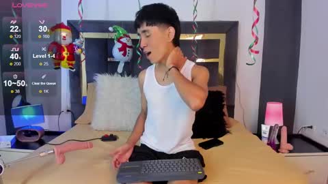 Snapshot of thayler_jones chatting on December 31, 11:20 am Thayler online show from December 31, 11:20 am
