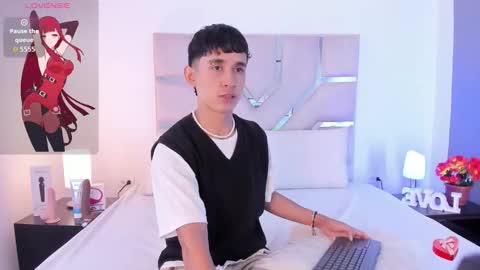 Snapshot of thayler_jones chatting on September 19, 11:32 am Thayler online show from September 19, 11:32 am