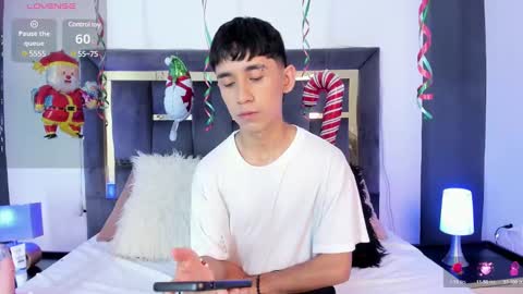 Snapshot of thayler_jones chatting on December 27, 11:17 am Thayler online show from December 27, 11:17 am