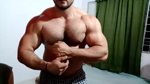 Snapshot of the_beastmuscle chatting on October 16, 3:14 am beast online show from October 16, 3:14 am