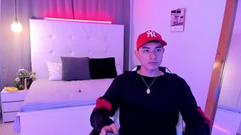 Thiago  online show from April 19, 2:22 am