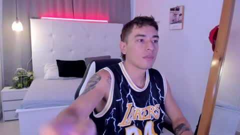 Thiago  online show from April 21, 12:33 pm