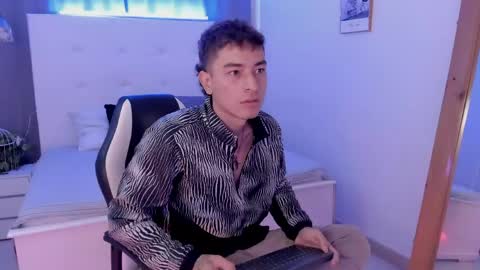 Thiago  online show from April 18, 12:17 pm