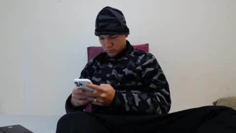 Thiago independent model online show from January 3, 9:25 am