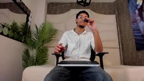 Snapshot of thiagoferreti_ chatting on October 11, 3:43 am ThiagoFerreti online show from October 11, 3:43 am