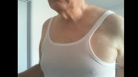Snapshot of thickmelnik chatting on February 15, 3:52 am James online show from February 15, 3:52 am